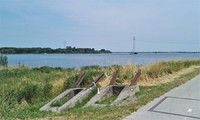 De tankversperringen op de Oostdijk met op de achtergrond het Nijkerkernauw.