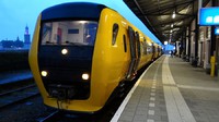 Een NS DM'90 op station Kampen tijdens het 'blauwe uurtje'. (17-08-15)
