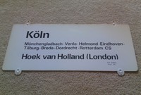 Koersbord van een internationale trein vanuit Duitsland naar Hoek van Holland. Tussen haakjes staat de overstap op de boot naar Engeland aangegeven. (Bord is afkomstig uit mijn eigen collectie)
