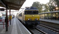 NS DD-AR rijdt station Nijkerk binnen