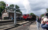 De rode SGB stoomlocomotief 3 met een goederentrein op station Beekbergen